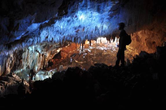Caminhando na Gruta das Rãs, em Aurora do Tocantins - TO